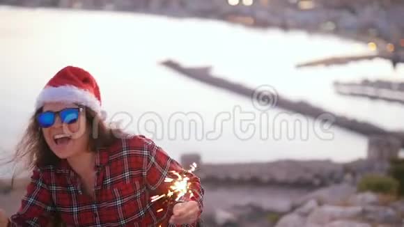 快乐的女人用闪闪发光的火焰跳舞圣诞节概念视频的预览图