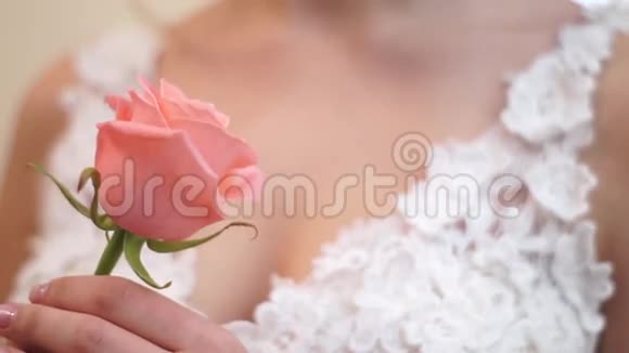 新娘手中的美丽花朵和温柔的神情视频的预览图