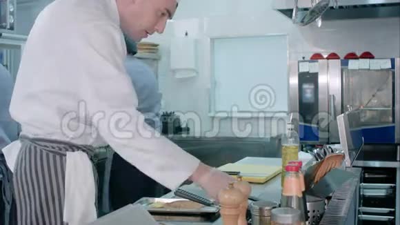 忙忙碌碌的厨师在餐厅厨房做饭视频的预览图
