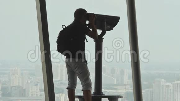 胡志明市3号塔台观察甲板上的望远镜视频的预览图