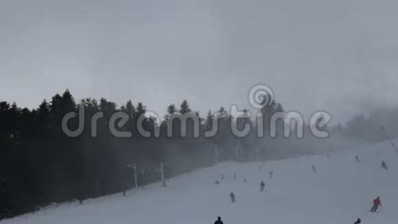 人们在山腰滑雪滑雪者沿着雪坡走焦点外的背景是山坡与下降视频的预览图