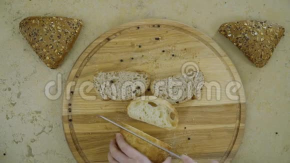 女性用慢动作在砧板上切面包视频的预览图