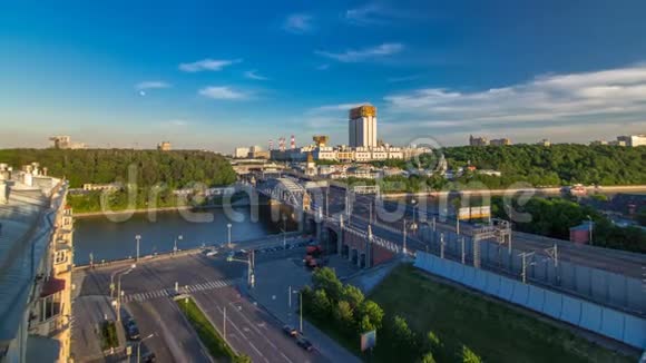 在莫斯科河上的俄罗斯科学院时间推移和Novoandreevsky桥的夜景视频的预览图