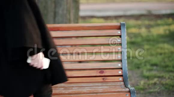 金发女人在外面进入框架坐在长凳上经历紧张悲伤不满视频的预览图