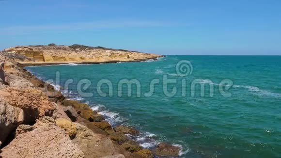突尼斯莫纳斯蒂尔市地中海海岸海角的水波视频的预览图
