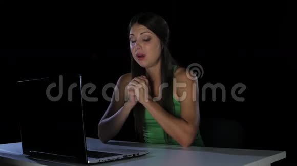 那个女孩悲伤在笔记本电脑屏幕前哭泣视频的预览图