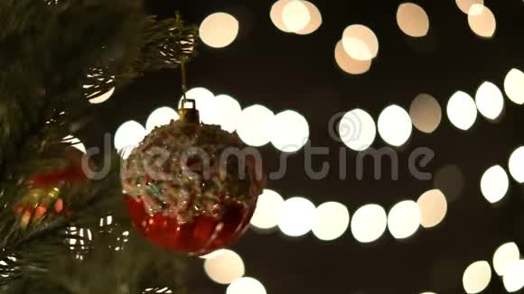 冷杉树枝上的圣诞球还有一盏灯视频的预览图