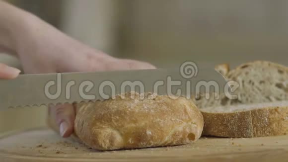 女人用慢动作在砧板上切面包视频的预览图