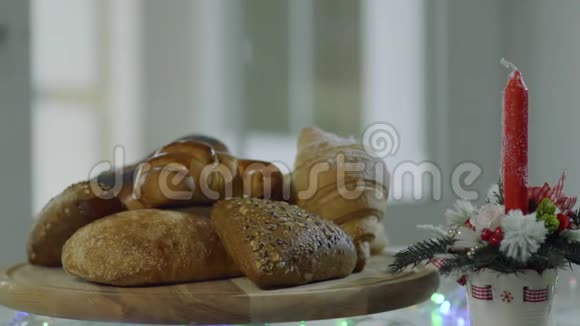 装饰性的雪落在车上烤面包上视频的预览图