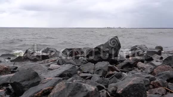 海浪拍打着海边的岩石视频的预览图