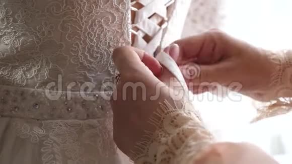 女孩穿着漂亮的白色婚纱参加婚礼视频的预览图