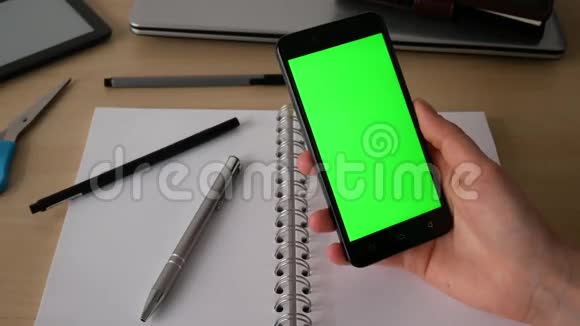商务女性使用智能手机触摸屏绿色屏幕视频的预览图