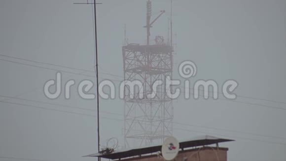 在飓风风雨中电视塔和房屋屋顶视频的预览图