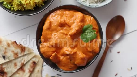 新鲜美味的黄油鸡放在陶瓷碗里印度传统菜肴视频的预览图