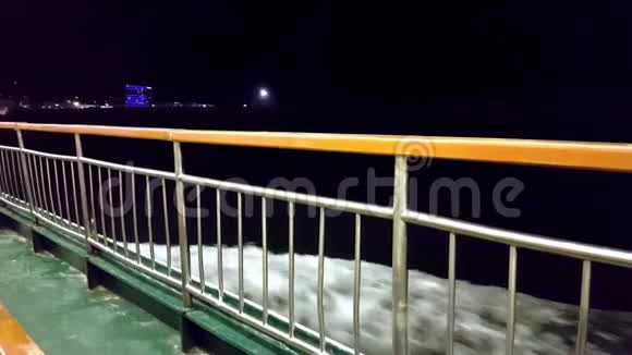 晚上从渡轮上欣赏海景视频的预览图