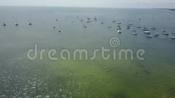 美丽的4k空中无人机飞行在平静的蓝色港湾热带海景水域的小型游艇摩托艇上视频的预览图