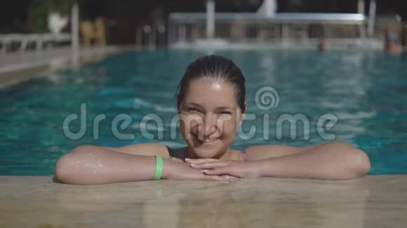美丽的年轻女子在室外游泳池游泳视频的预览图