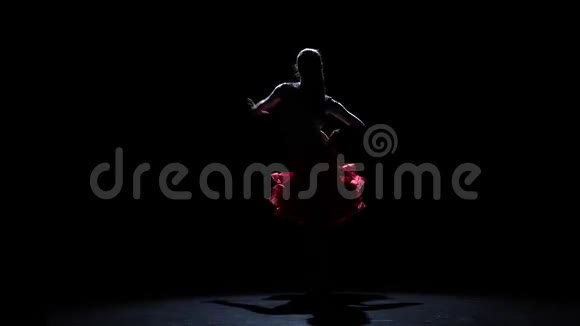 女士舞蹈激情拉丁舞剪影慢动作视频的预览图