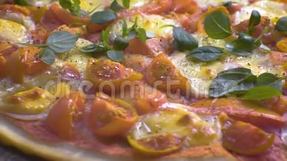 准备好的披萨玛格丽塔樱桃奶酪和罗勒叶侧视图视频视频的预览图