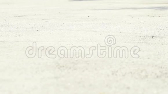 慢动作滑冰男孩骑在滑板在滑板公园户外橙色滑板脚穿鞋滑板甲板视频的预览图