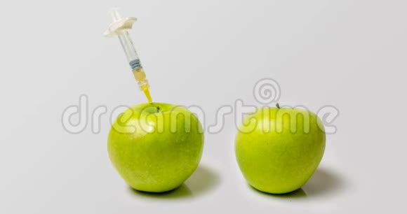 一个带注射器的新鲜苹果和一个腐烂的苹果在时间流逝时使用医疗和视频的预览图