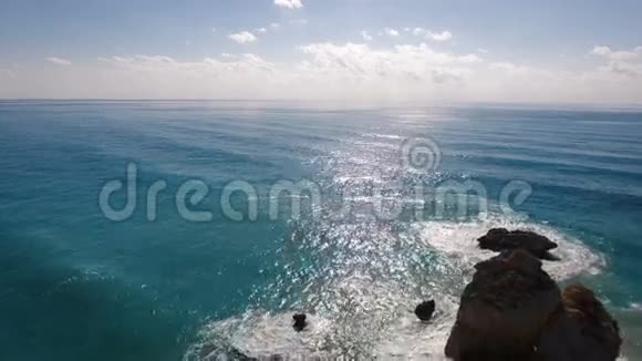一幅有大岩石的海洋画像视频的预览图