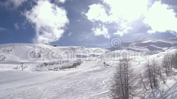 冬季假日在滑雪场上方的椅子上旅行视频的预览图