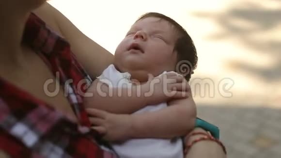 婴儿睡在妈妈的手上视频的预览图
