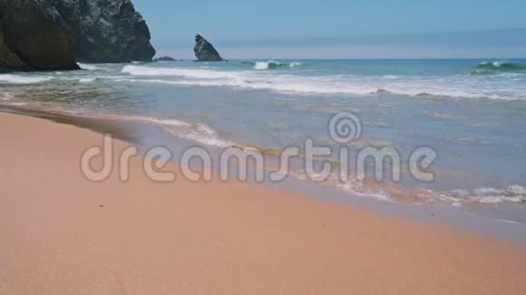 4普拉亚达阿德拉加海滩白色大西洋海浪向沙滩翻滚葡萄牙辛特拉视频的预览图
