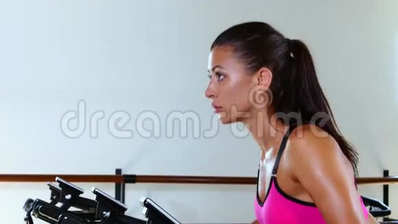 骑自行车去健身房运动的女人阳光健身房视频的预览图