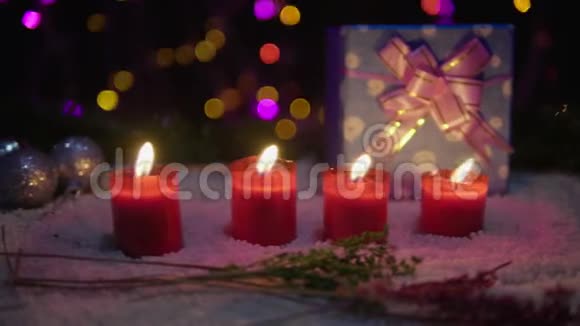 蜡烛燃烧球和有灯光的礼物的镜头移动圣诞节视频的预览图