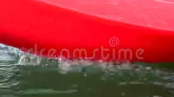 红色泛舟泼水视频的预览图