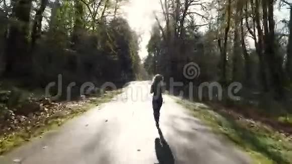美丽的女人在路上奔跑视频的预览图