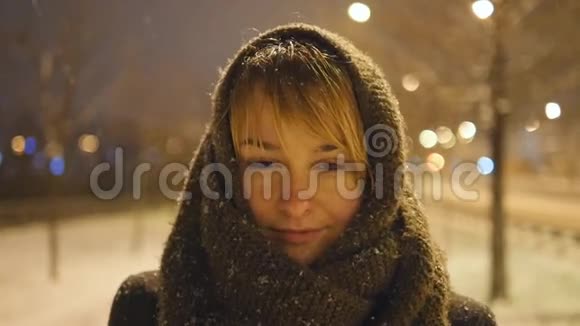 冬季户外看镜头的迷人女人的肖像年轻女孩站在街上享受着视频的预览图