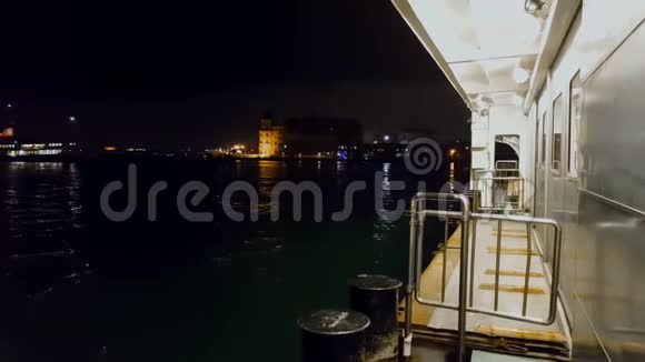 晚上从渡轮上欣赏海景视频的预览图