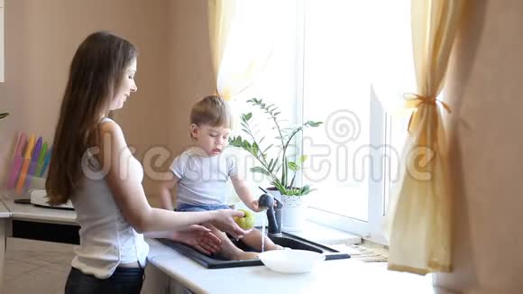 厨房妈妈和儿子洗水果和蔬菜视频的预览图