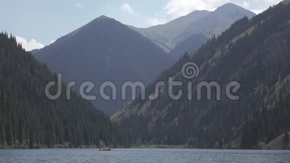 山湖与家人乘船4k平片图片简介视频的预览图