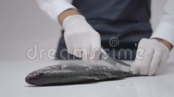 厨师从鱼鳞上清洗鱼的身体视频的预览图