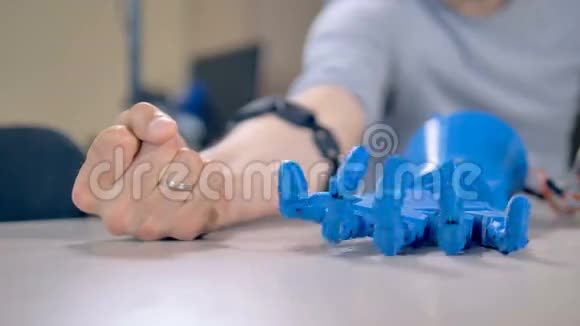 人类的手臂手指为机器人做了榜样运动视频的预览图