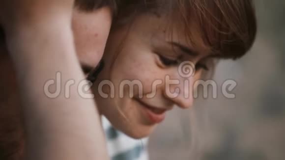 浪漫约会的年轻快乐男女肖像微笑的夫妇一起在外面度过时光视频的预览图