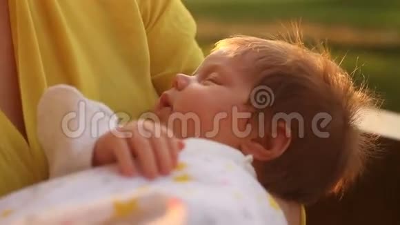 婴儿睡在妈妈的手上视频的预览图