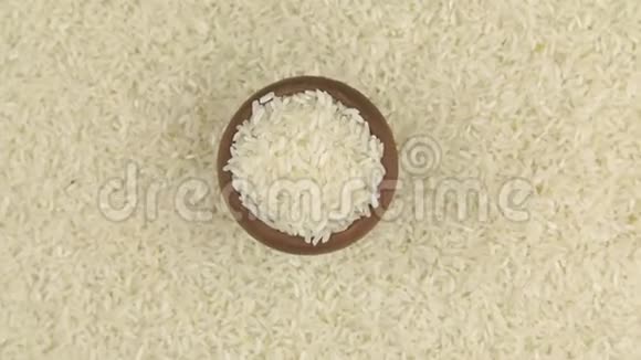旋转和接近的大米在一个粘土锅站在水稻种子的背景视频的预览图