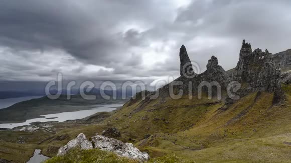 苏格兰高地上的雨幕云视频的预览图