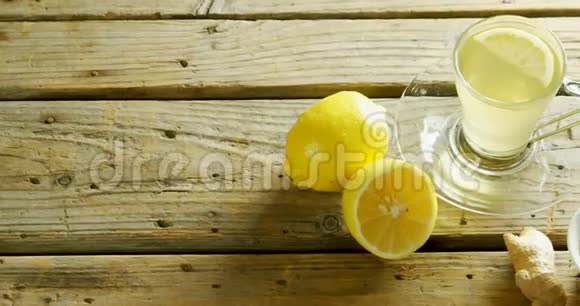 4张木桌上放生姜粉的柠檬茶视频的预览图
