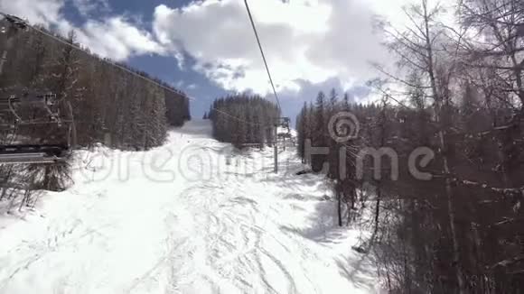 冬季假日在滑雪场上方的椅子上旅行视频的预览图