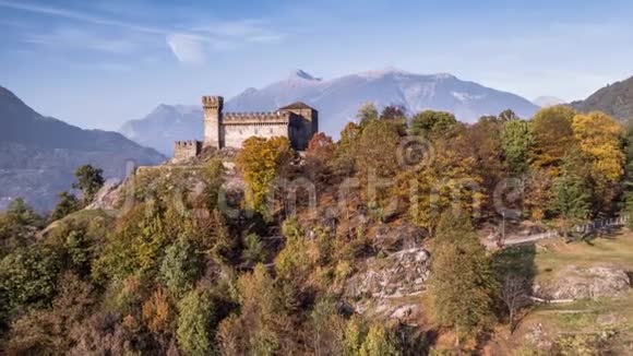 瑞士空中4k秋季城堡TicinoCastelloSassoCorbaro瑞士空中4k视频的预览图