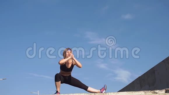 健身女孩在户外锻炼慢动作视频的预览图