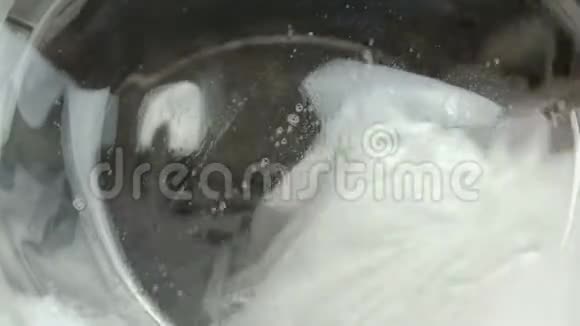 白色亚麻布在洗衣机特写中清洗视频的预览图