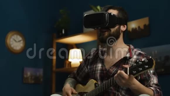 在床上戴着VR眼镜弹吉他的男人视频的预览图