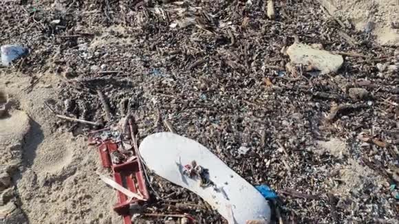 环境污染沙滩被塑料垃圾污染海滩上的微型塑料碎片塑料碎片视频的预览图
